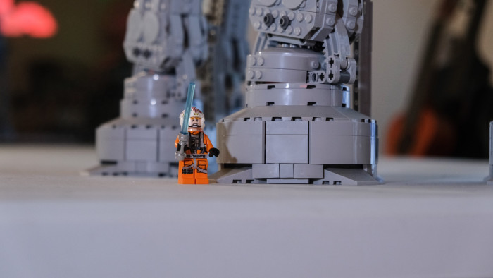 Die Figuren reichen dem Modell nicht einmal bis zum Fuß. (Bild: Oliver Nickel/Golem.de)